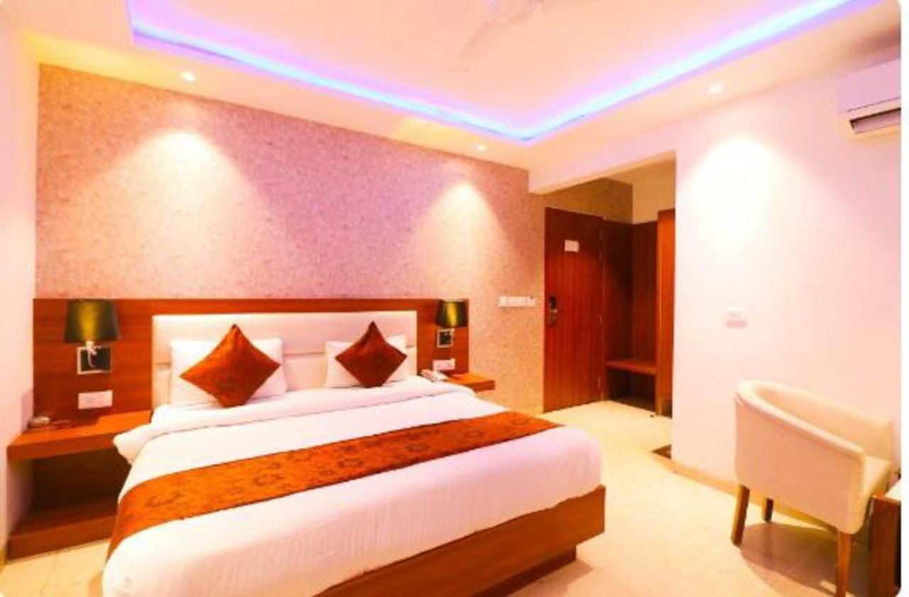 Wowstops-Clark Near Delhi Airport Hotel Nueva Delhi Exterior foto